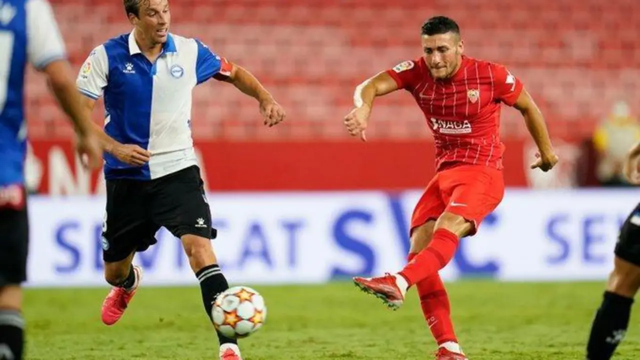 El mediocentro del Sevilla, &Oacute;scar Rodr&iacute;guez, durante el partido.  - sfc