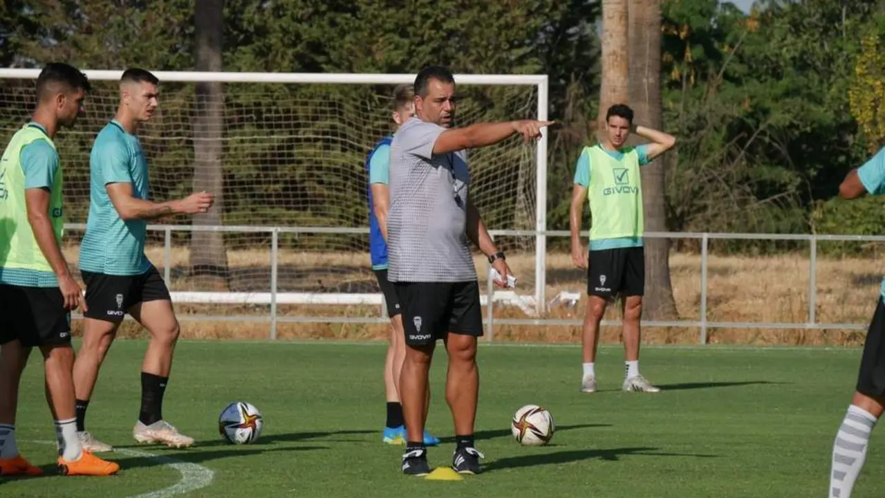 Germ&aacute;n Crespo dirige unas palabras a sus jugadores durante un entrenamiento - | C&oacute;rdoba CF