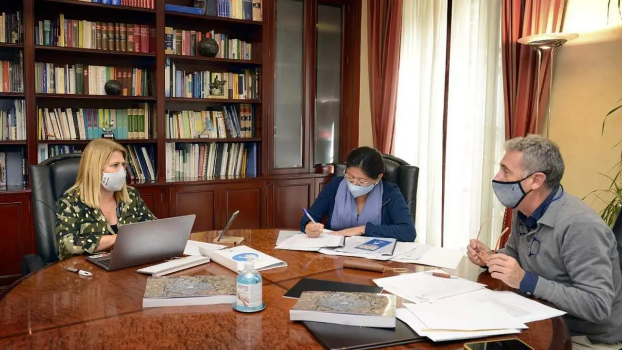La alcaldesa y Ana H&eacute;rica Ramos en la reuni&oacute;n con Emuvijesa - jerez.es