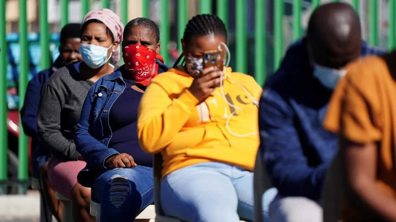 Esperando la vacuna, en Sud&aacute;frica. - EFE