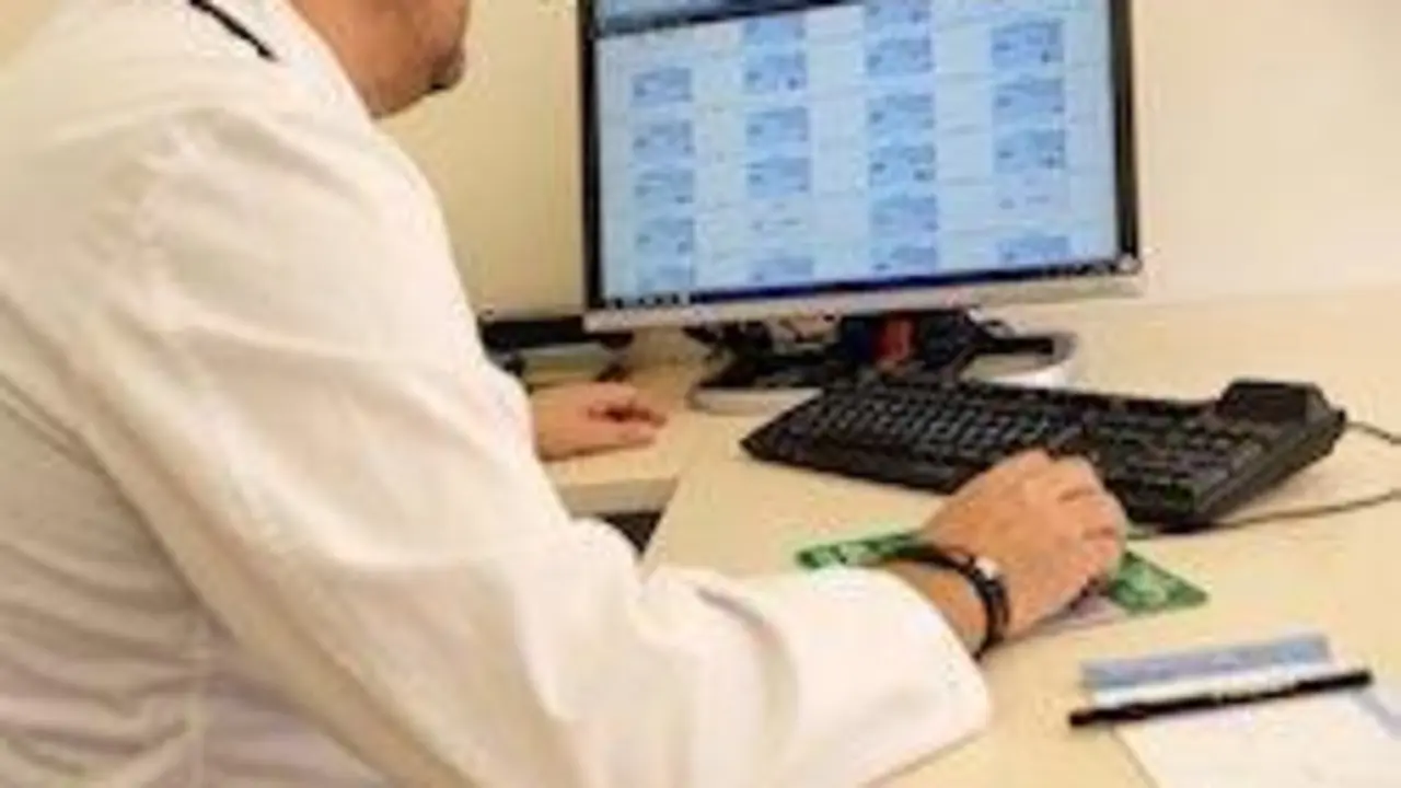 M&eacute;dico en su consulta. - Europa Press