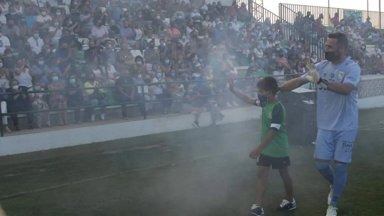El portero Isma Falc&oacute;n en un abarrotado Estadio El Palmar - Ra&uacute;l J. Bustillos