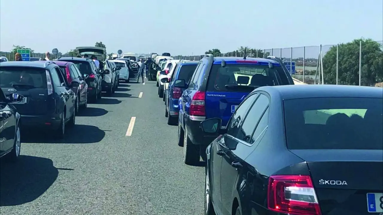 Las retenciones en el Nudo de Tres Caminos y en la AP-4, sin peaje, volver&aacute;n a marcar el verano.  - A. I.
