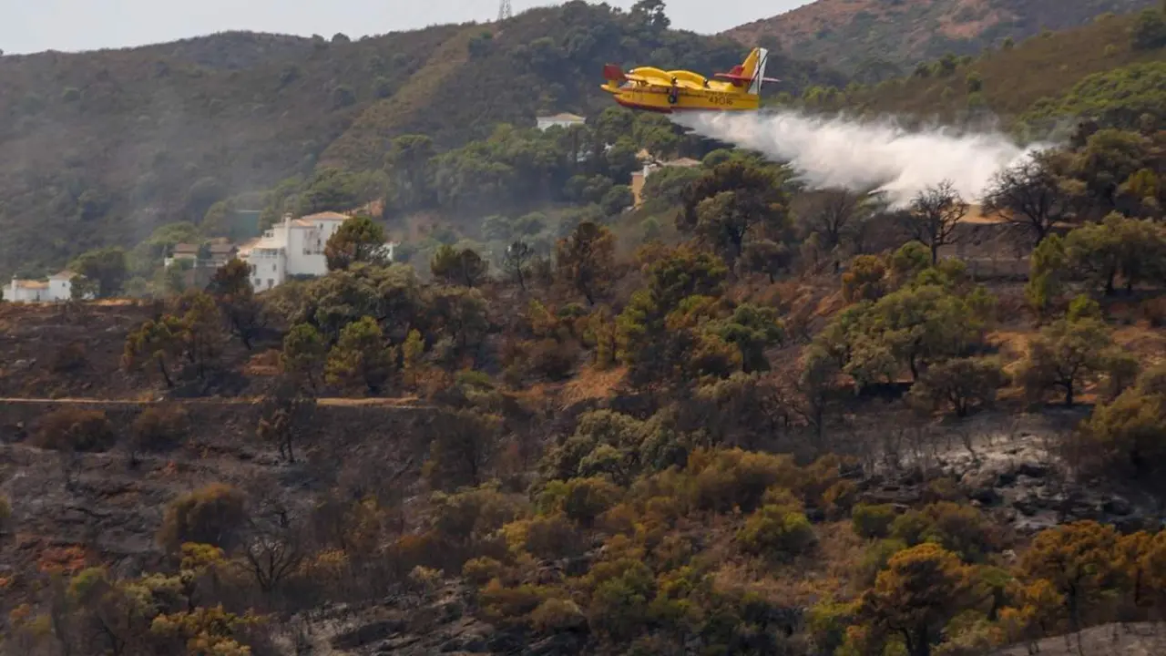 Avi&oacute;n hidr&aacute;ulico en los paraje calcinados por el incendio en Sierra Bermeja. - Europa Press
