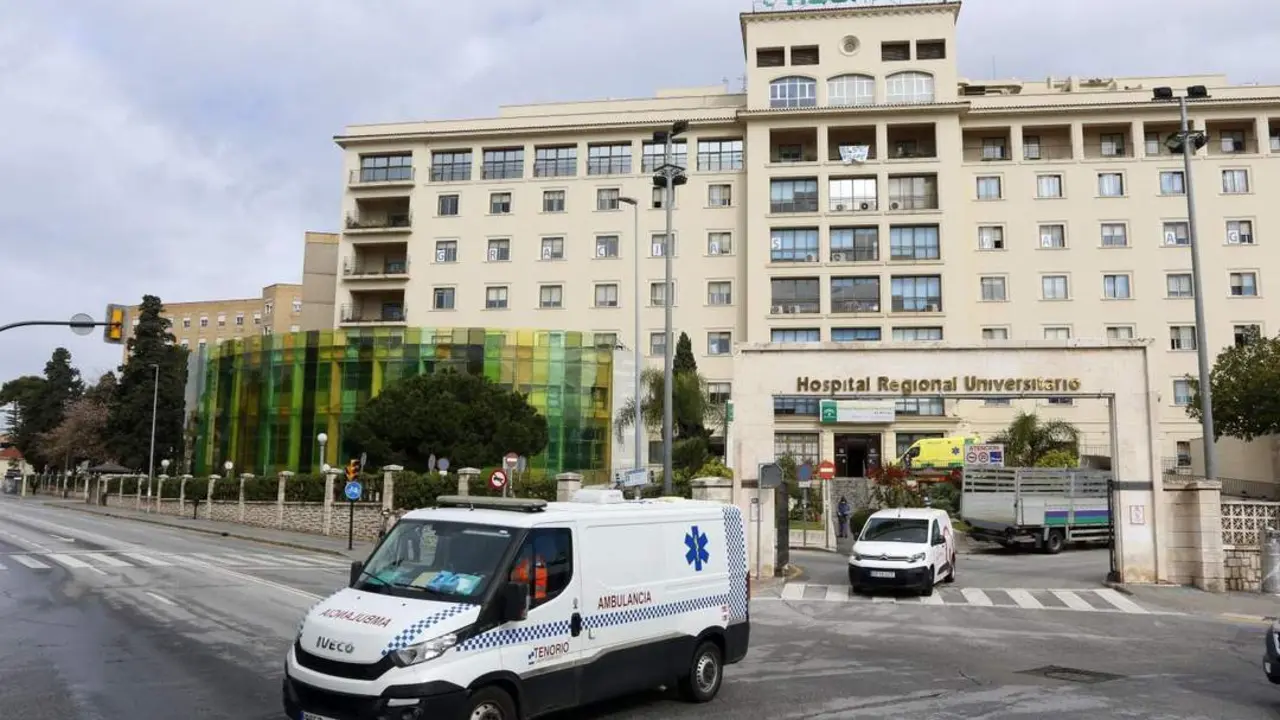 Ambulancia saliendo del del Hospital Regional de M&aacute;laga. - EP