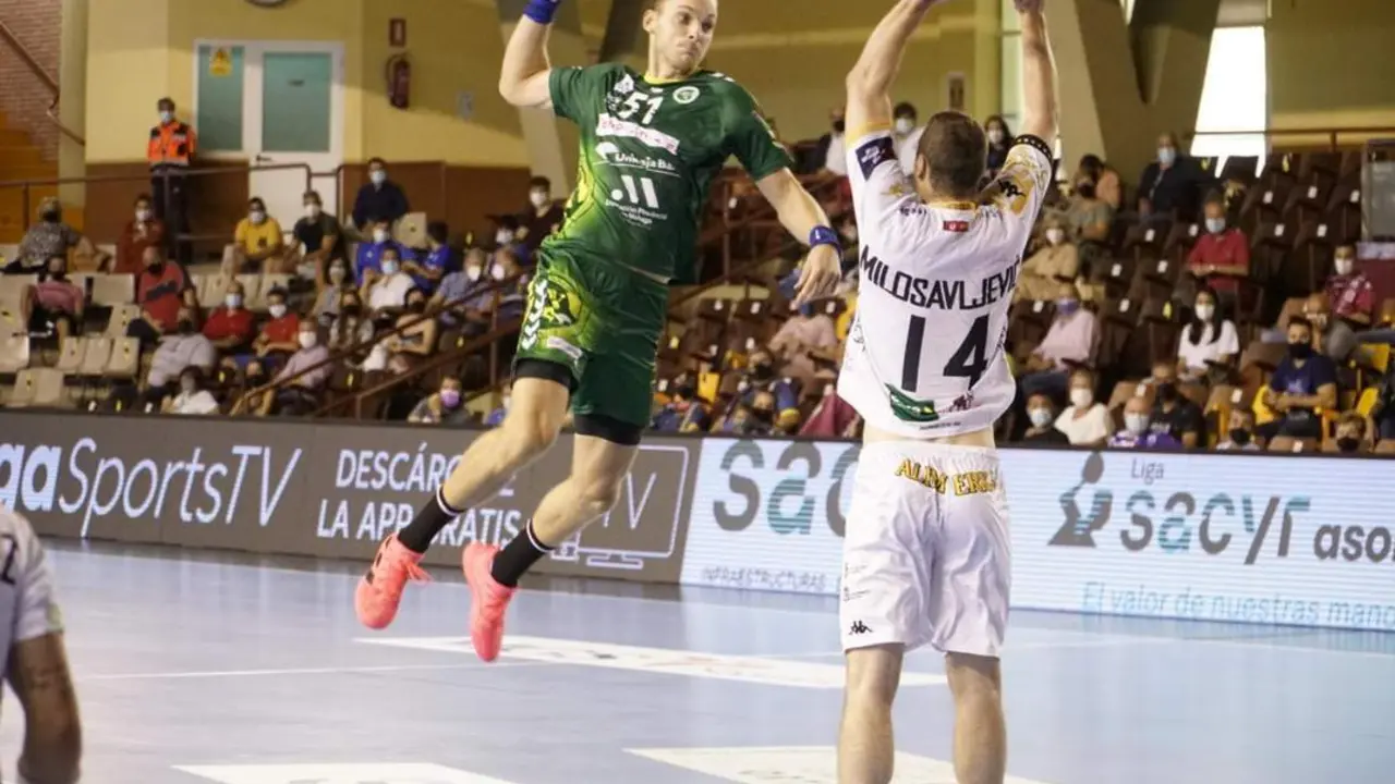 Lanzamiento a gol de SImenas. - I. Antequera