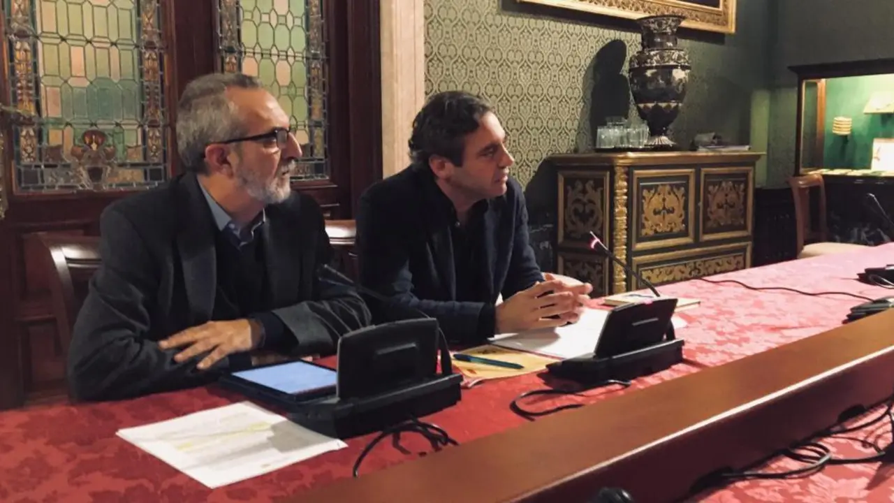 El delegado de Bienestar Social, Juan Manuel Flores, y el gerente de Emvisesa, Felipe Castro. - Ayto