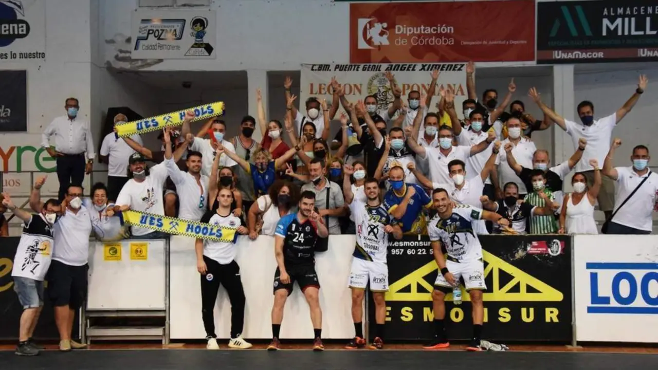 Los jugadores celebrando el triunfo con su afici&oacute;n - | &Aacute;ngel Xim&eacute;nez Puente Genil