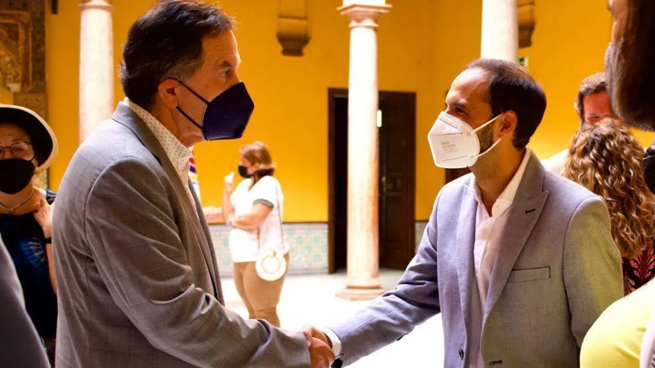 El alcalde, V&iacute;ctor Mora, con el embajador de Chile.  - Informaci&oacute;n 