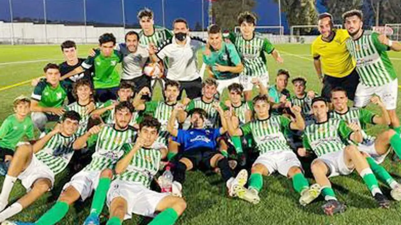 El equipo juvenil A del Atl&eacute;tico Sanluque&ntilde;o celebra el triunfo obtenido ante el C&oacute;rdoba en Trebujena - ASCF