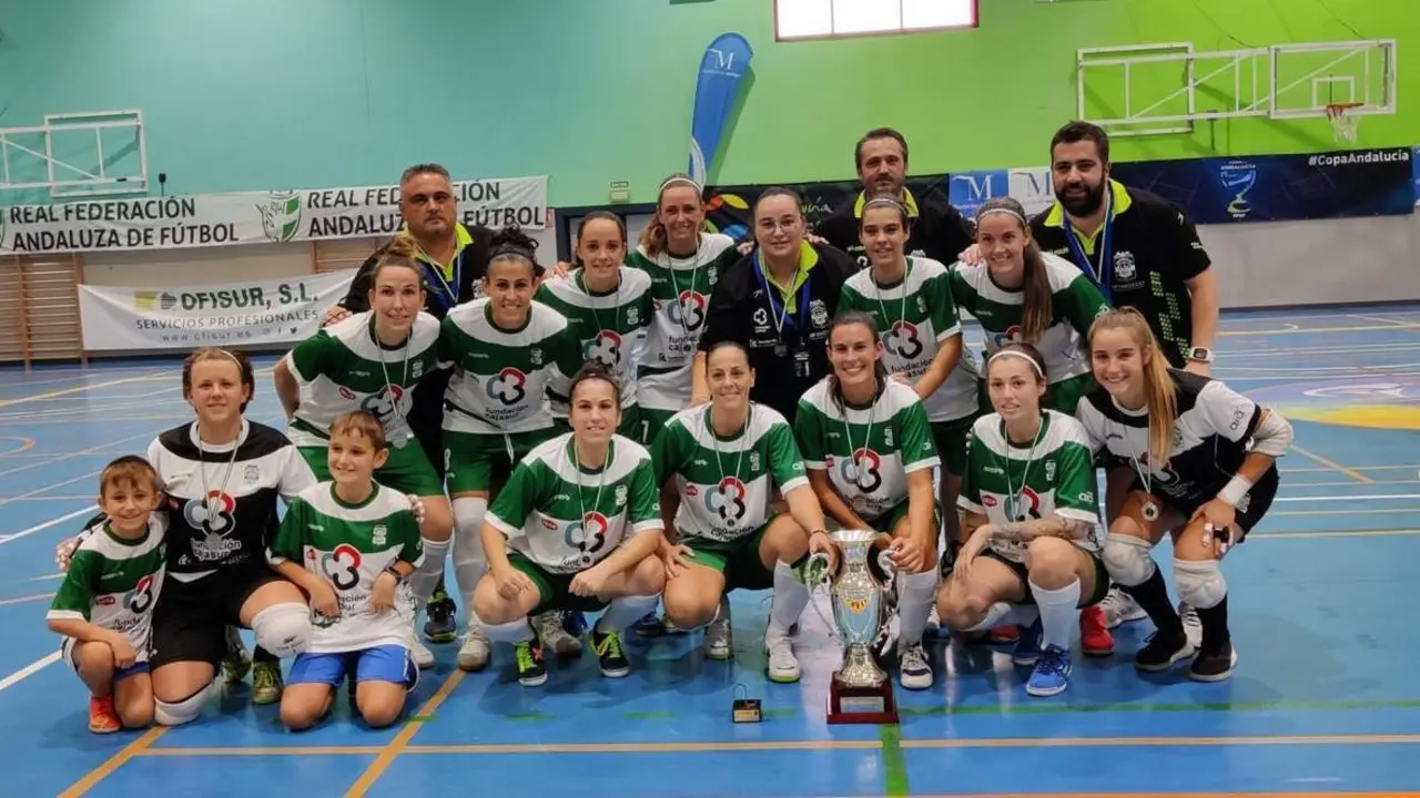 Las jugadoras cajistas posan con la copa de subcampeonas de Andaluc&iacute;a - | Deportivo C&oacute;rdoba FS