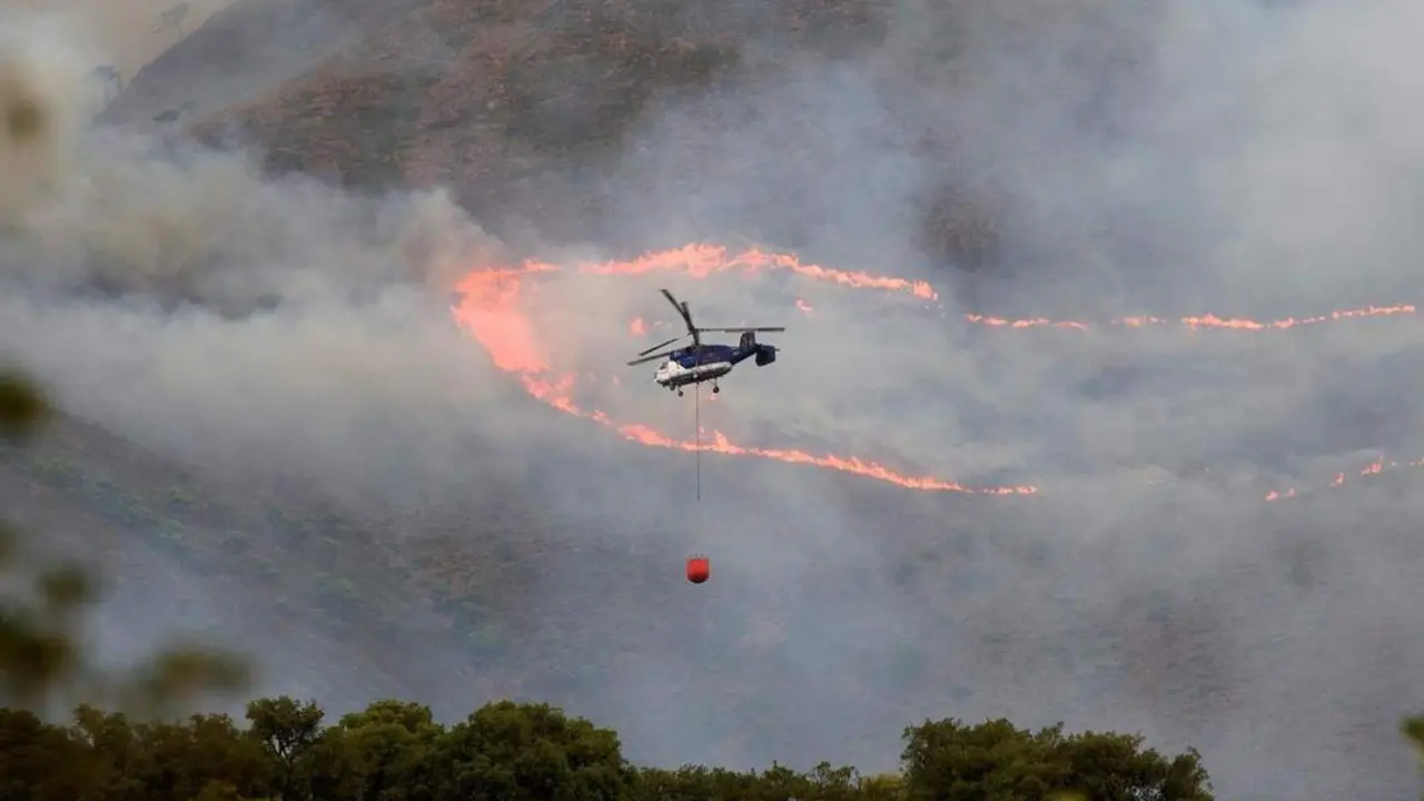 Tareas de extinci&oacute;n. - &Aacute;lvaro Cabrera/EFE