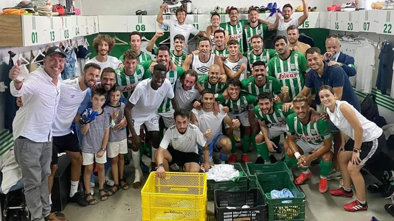 El Atl&eacute;tico Sanluque&ntilde;o celebra el triunfo obtenido ante el Sevilla Atl&eacute;tico - ASCF