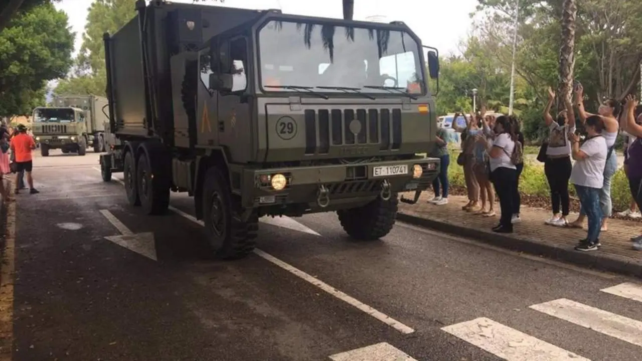 Ciudadanos aplauden a los efectivos de la UME en su repliegue tras el control del incendio forestal en Sierra Bermeja. - EUROPA PRESS
