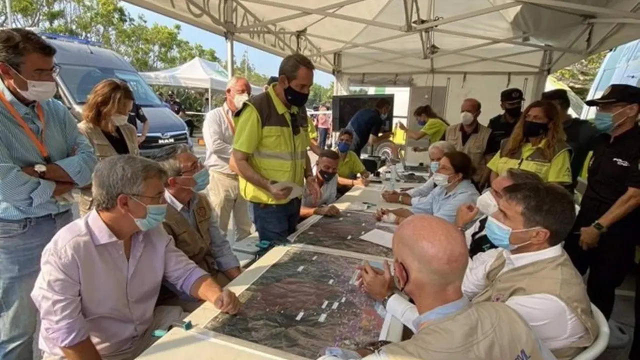 El alcalde de Estepona, Jos&eacute; Mar&iacute;a Garc&iacute;a Urbano, en el puesto de mando avanzado durante el incendio de Sierra Bermeja. - Ayto. Estepona