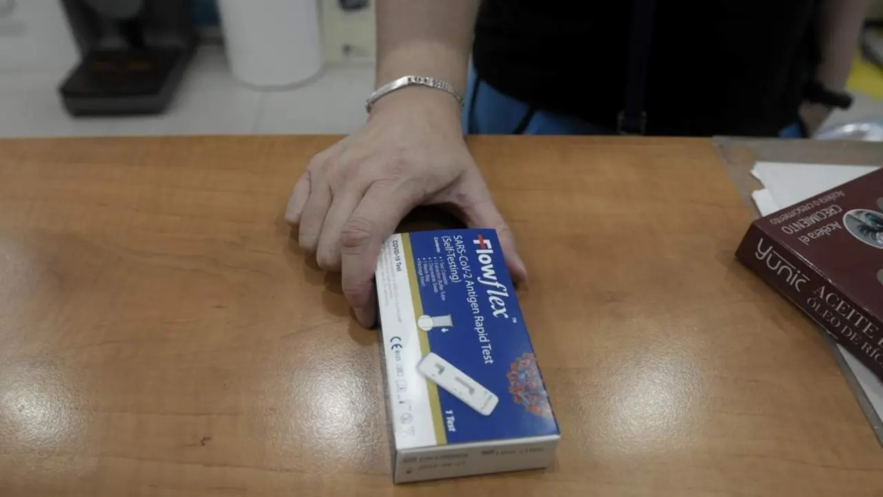 Un cliente ense&ntilde;a un test de ant&iacute;genos de detecci&oacute;n del COVID-19. - EP