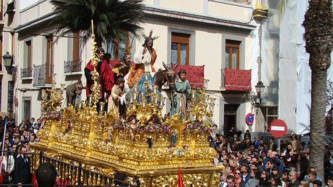 Paso de misterio de la Hermandad de la Borriquita, a su salida de San Pedro. - VH