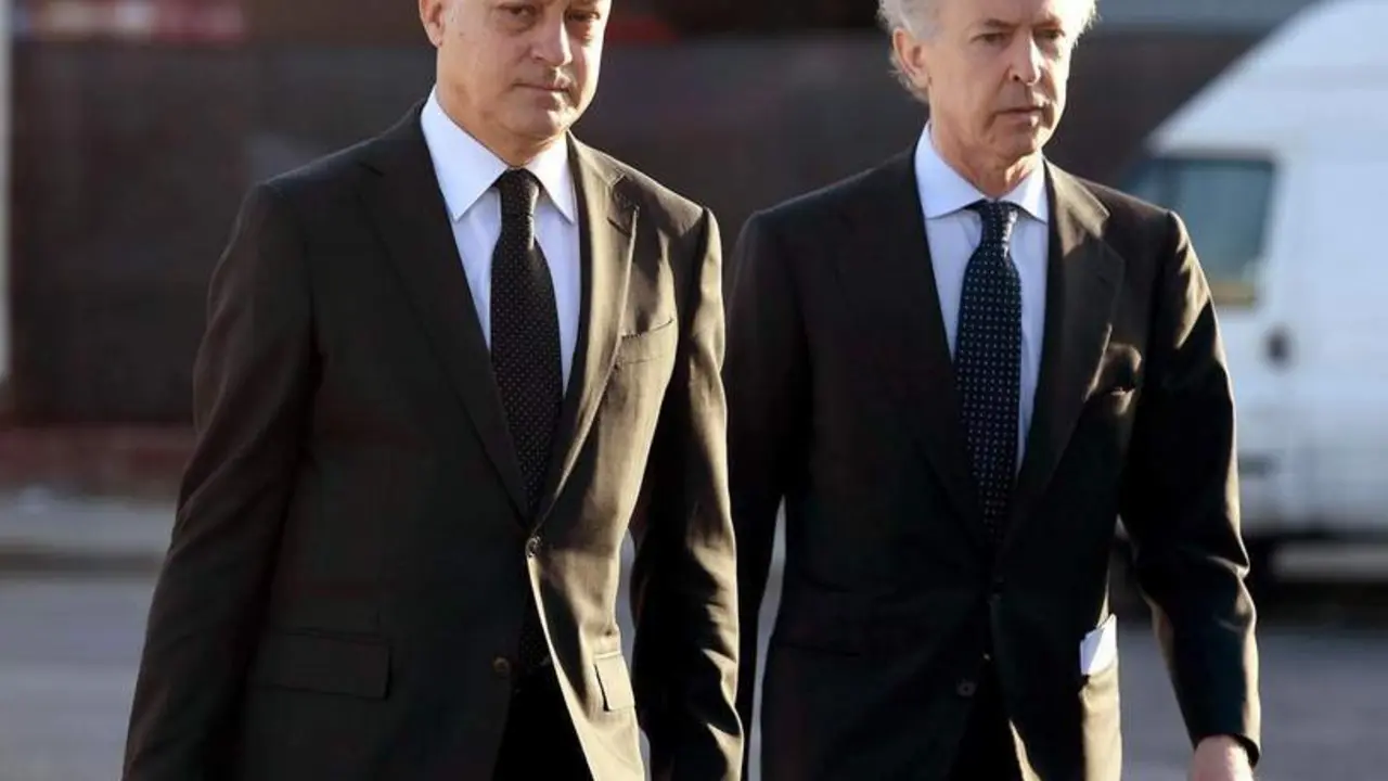 Felipe Benjumea, derecha, junto a su abogado, llegando a la Audiencia. - efe