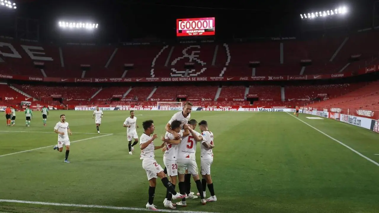La celebraci&oacute;n en el S&aacute;nchez Pizju&aacute;n vac&iacute;o. - Efe
