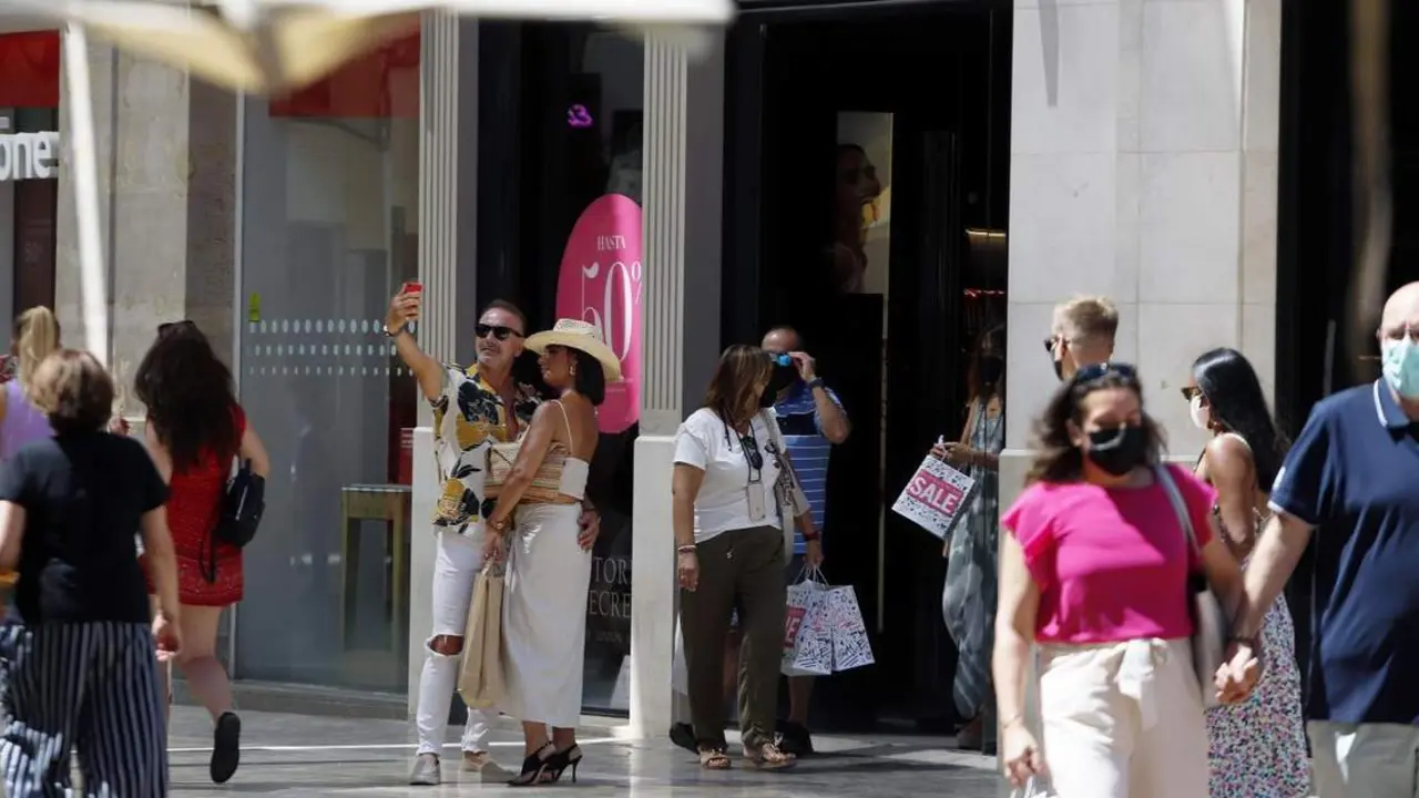 Personas paseando por calle Larios. - &Aacute;lex Zea/EP