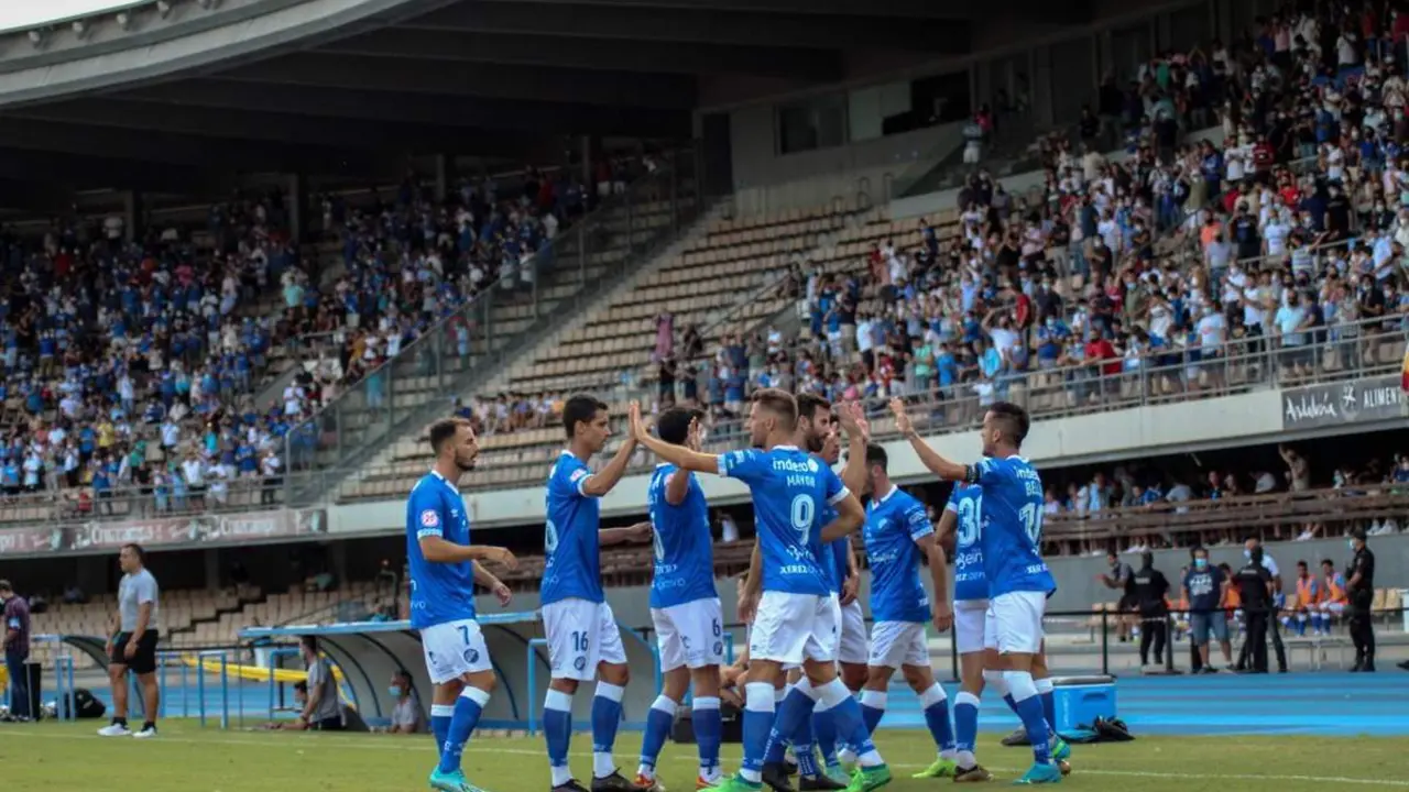 El Xerez DFC celebra el gol de Antonio Bello en la primera jornada en Chap&iacute;n. - Teresa Salas