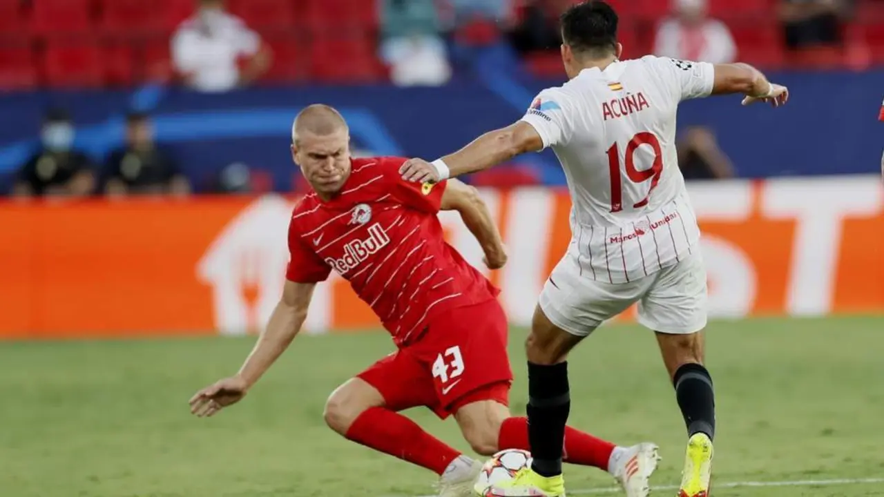 El lateral derecho del Sevilla, Marcos Acu&ntilde;a, contra el Salzburgo.  - efe