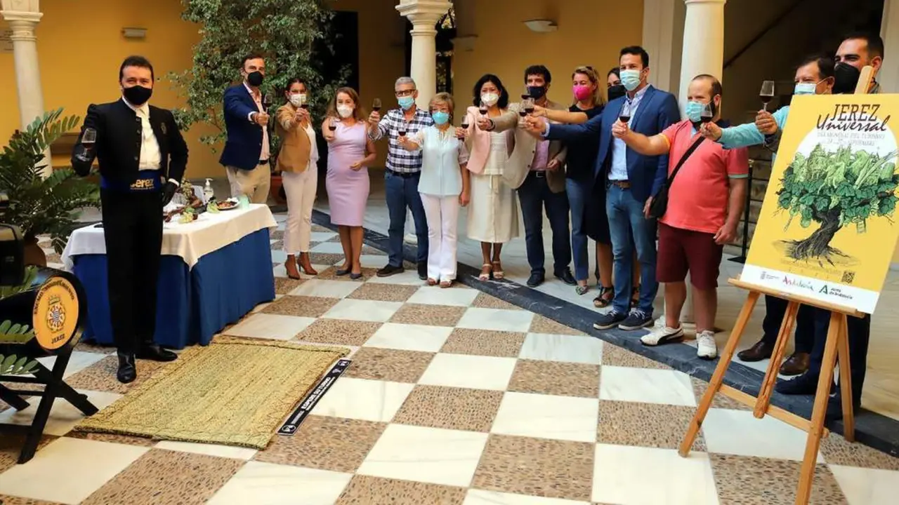 Brindis de parte de la Corporaci&oacute;n en la presentaci&oacute;n de la programaci&oacute;n.  - Jerez.es