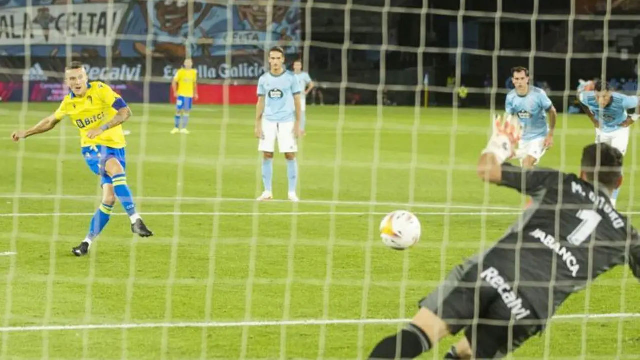 Salvi no pudo batir de penalti a Dituro pero la acci&oacute;n termin&oacute; en 0-2 - LaLiga Santander