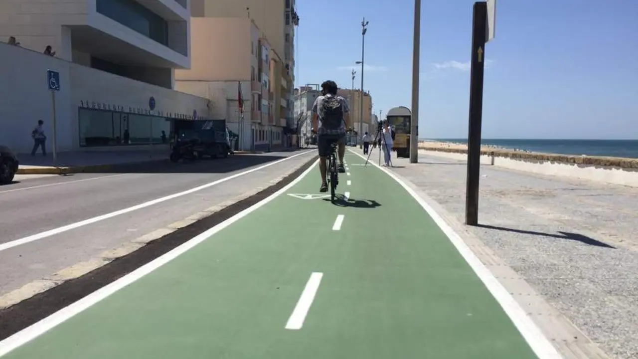 Carril bici por el Paseo Mar&iacute;timo. - EC