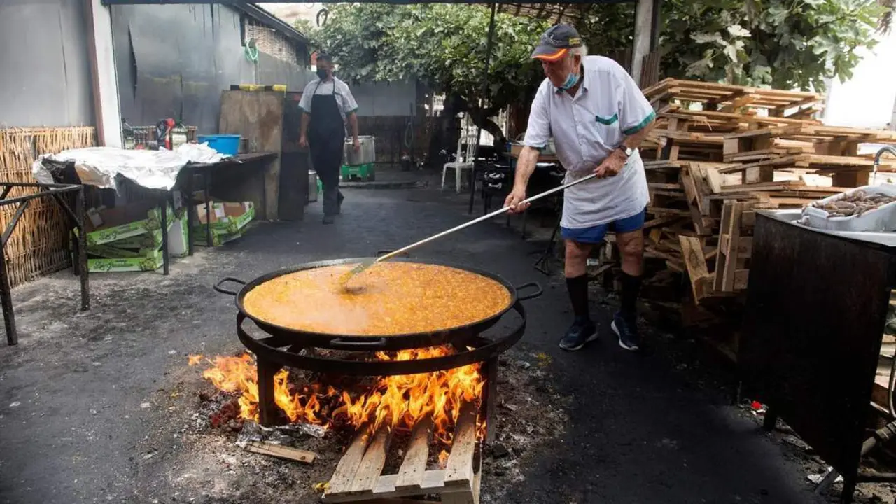 Una paella en el chiringuito de Verano Azul. - Daniel P&eacute;rez/EFE