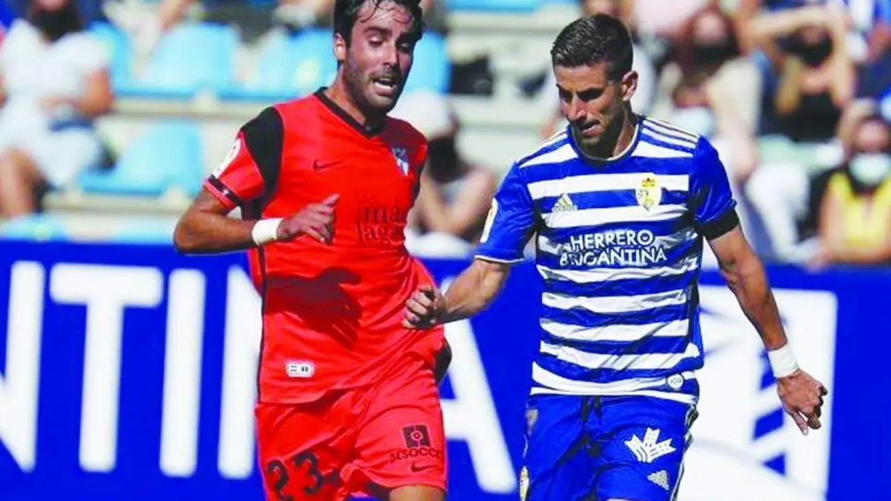Escassi disputa un bal&oacute;n. - LaLiga