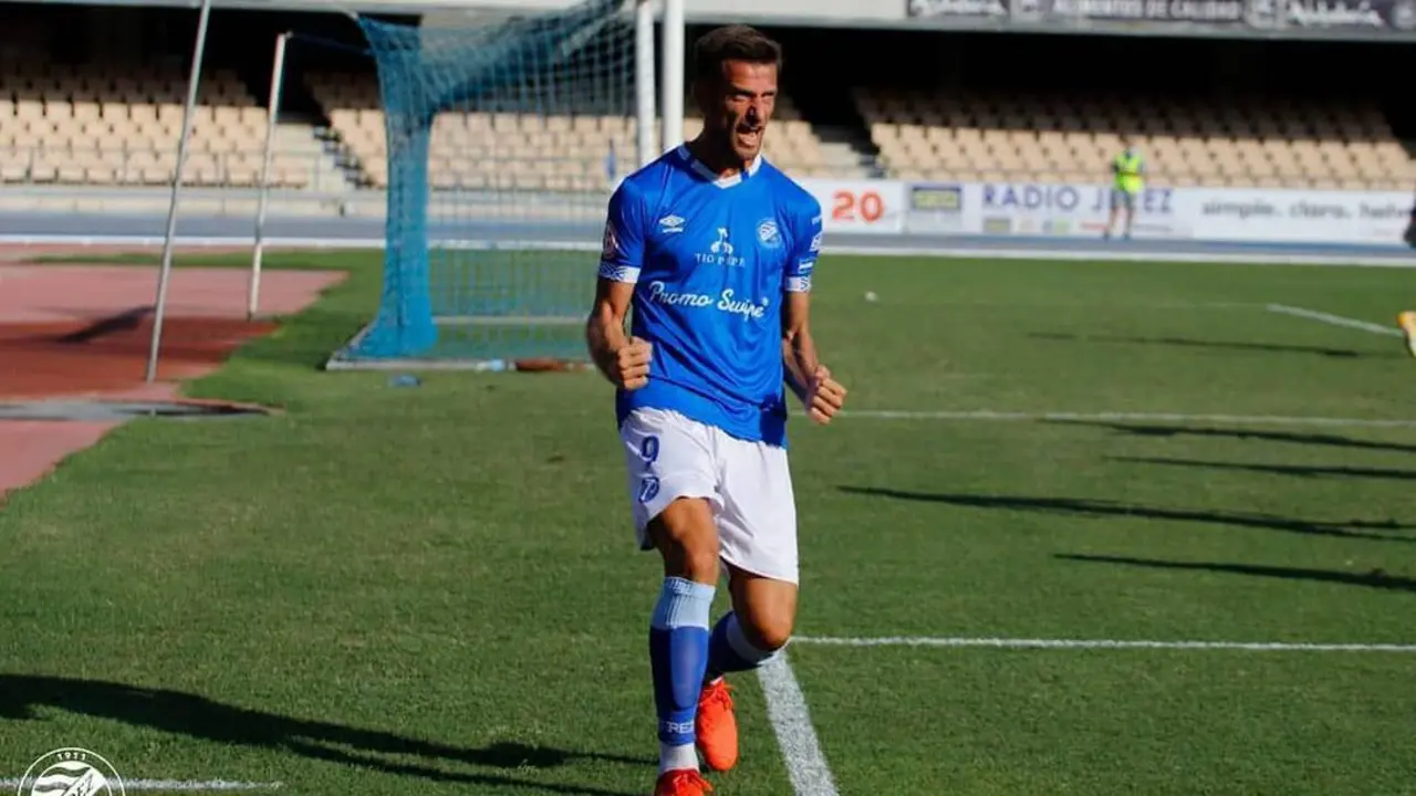 M&aacute;yor celebra su gol de penalti en el Estadio Municipal de Chap&iacute;n. - xerezdfc.com