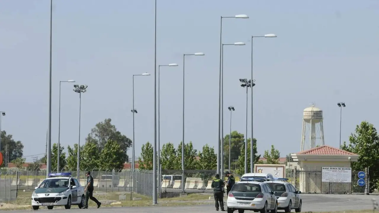 Puerta de la base de Mor&oacute;n. - Efe