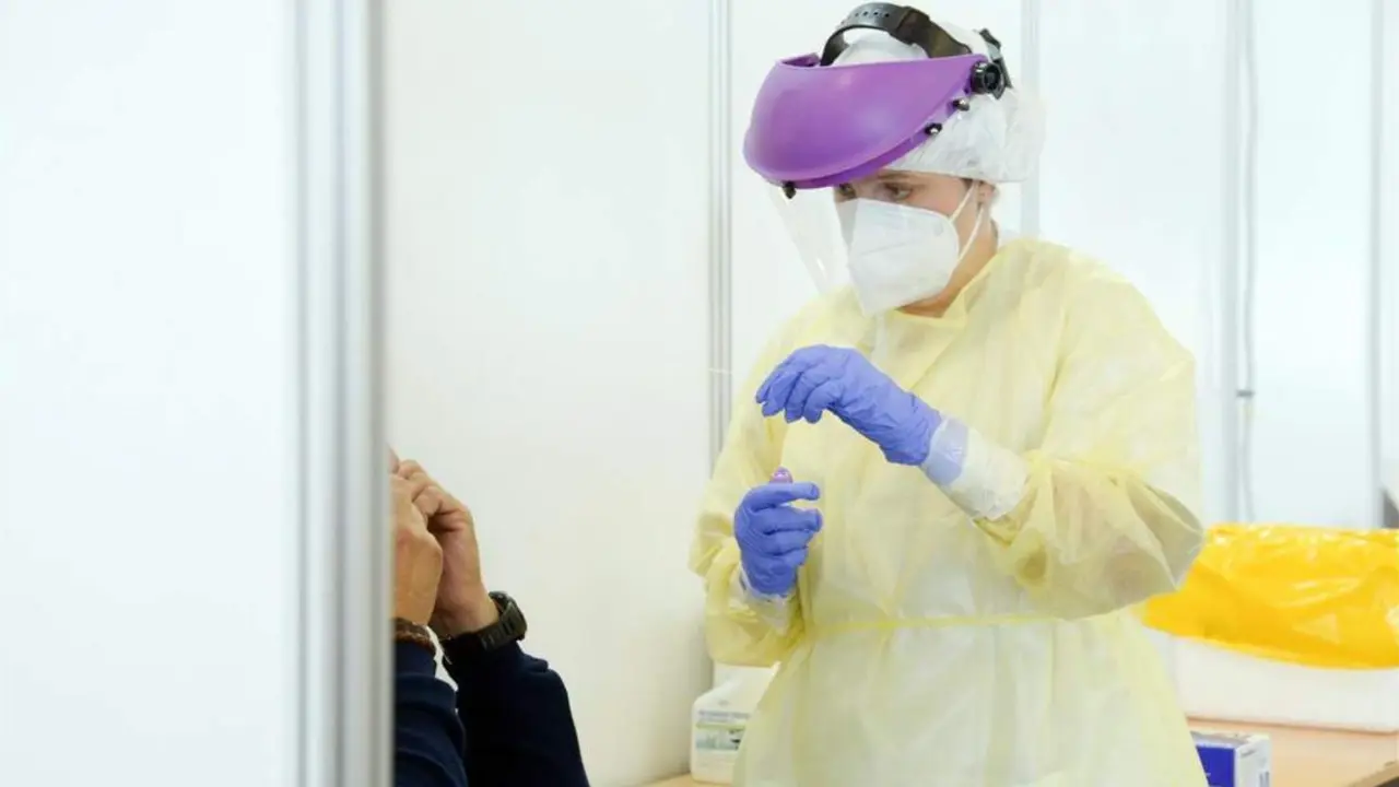Una enfermera realiza una prueba PCR. - GOBIERNO DE CANARIAS
