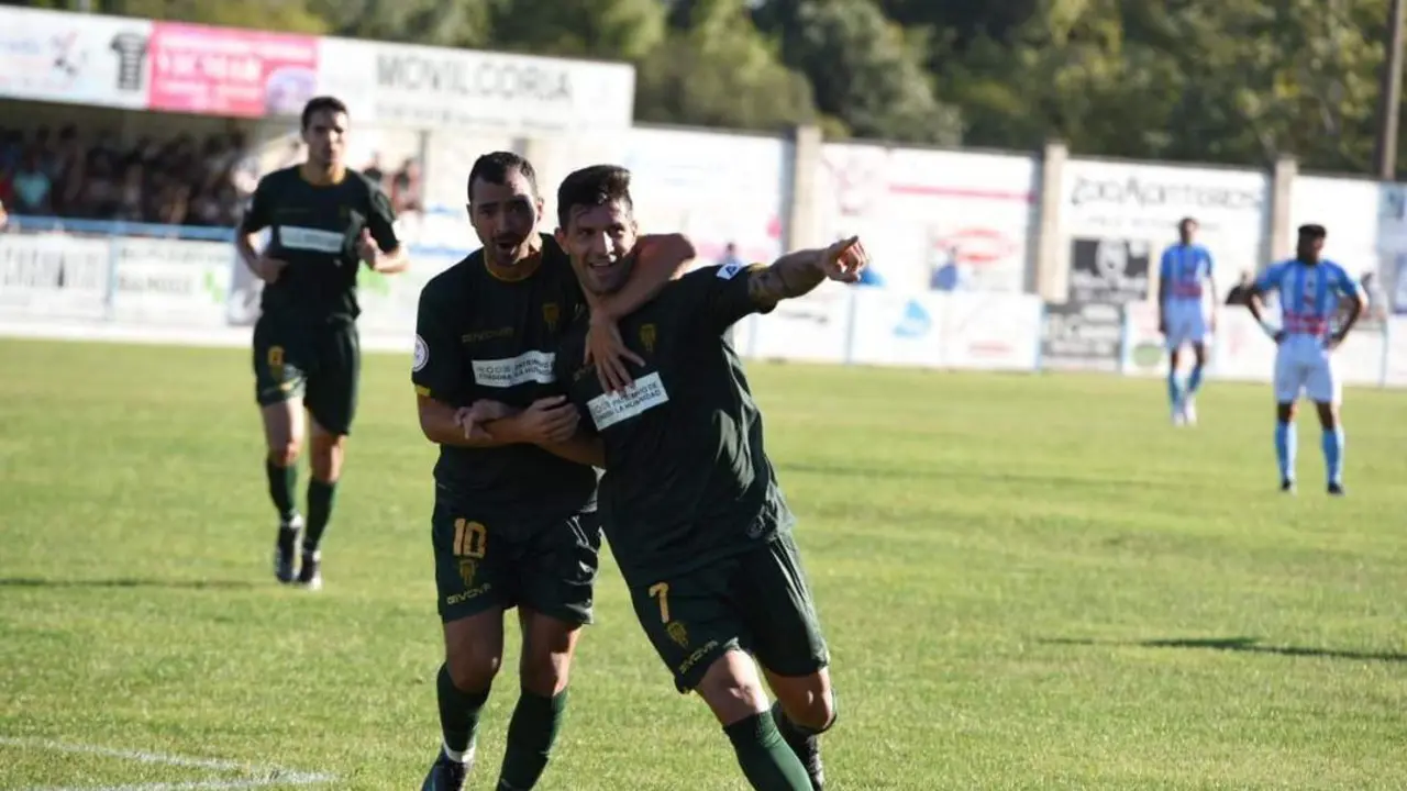 Miguel De las Cuevas y Willy Ledesma celebran el 0-2 al Coria - | C&oacute;rdoba CF