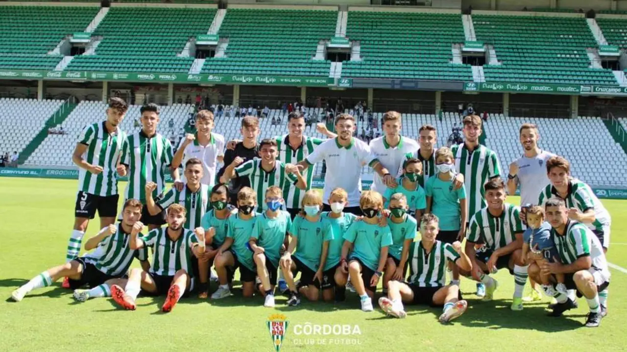 Los jugadores del C&oacute;rdoba B celebrando la victoria ante el Ciudad de Lucena en El Arc&aacute;ngel - 