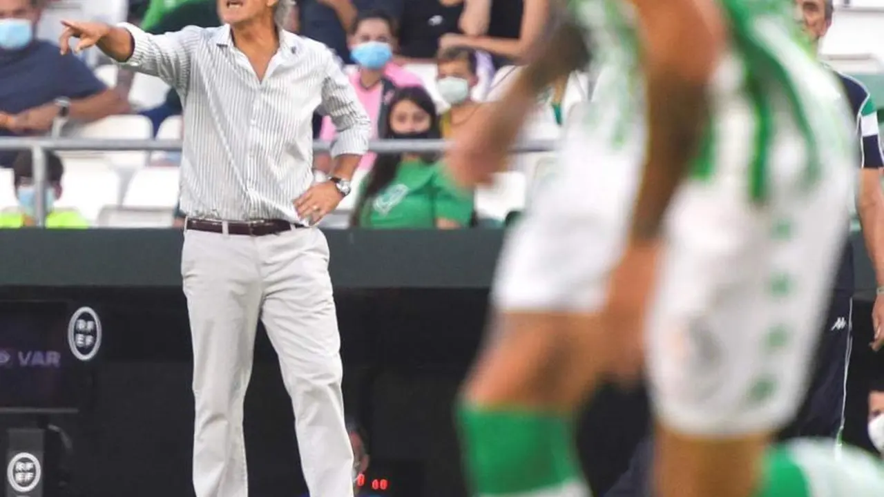 El entrenador del Real Betis, Manuel Pellegrini, durante el encuentro contra el Espanyol en el Villamar&iacute;n. - efe