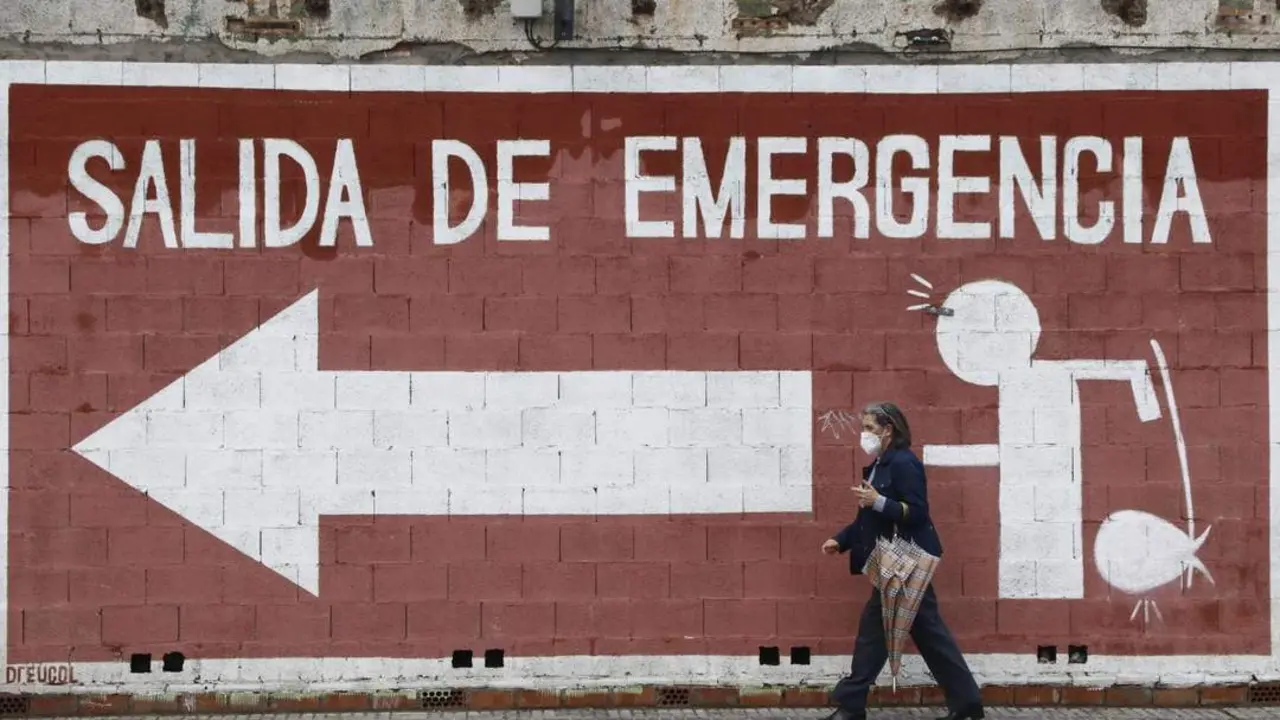Una mujer camina con mascarilla por el centro de M&aacute;laga. - &Aacute;lex Zea/EP