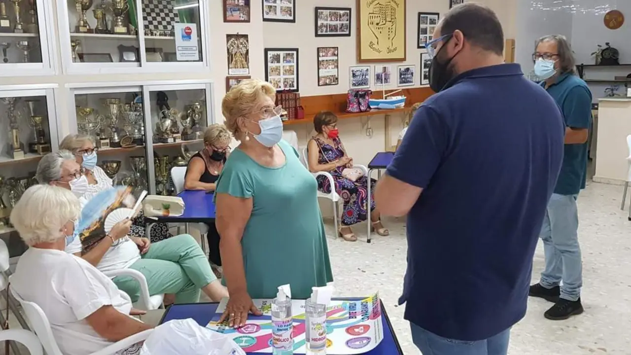 Reparto de mascarillas. - viva