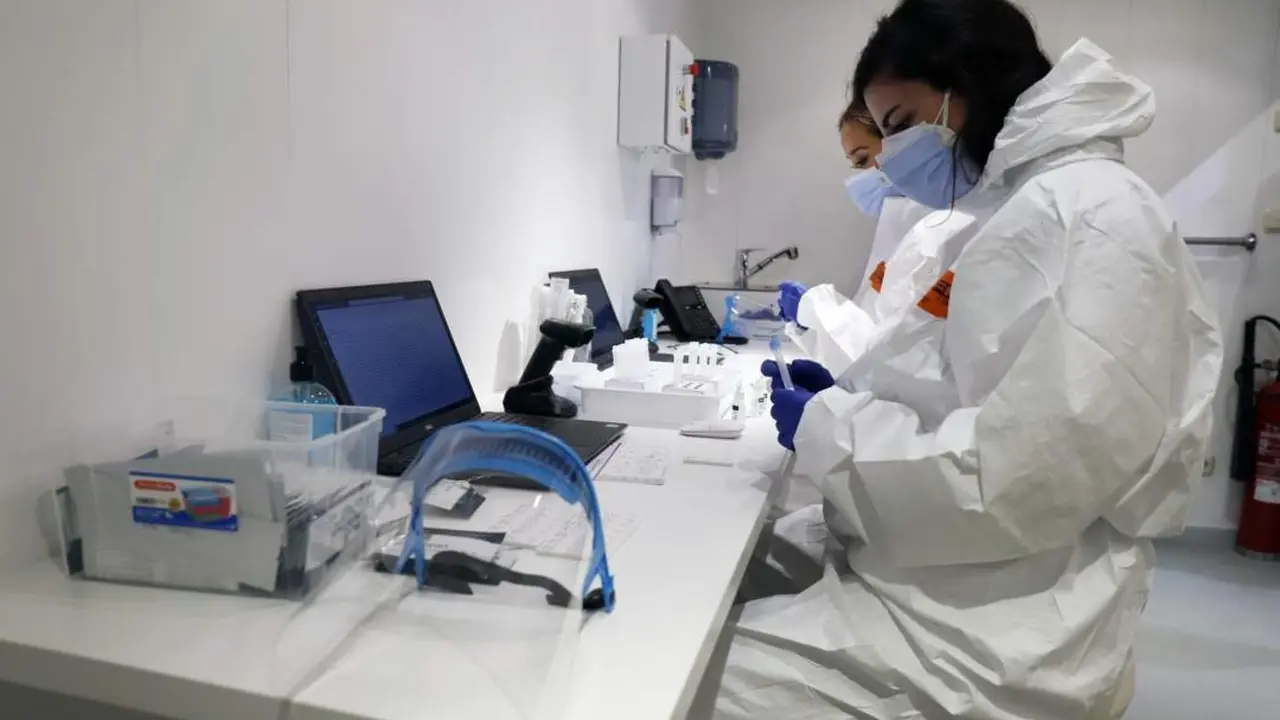 Equipo m&oacute;vil de pruebas PCR. - Europa Press