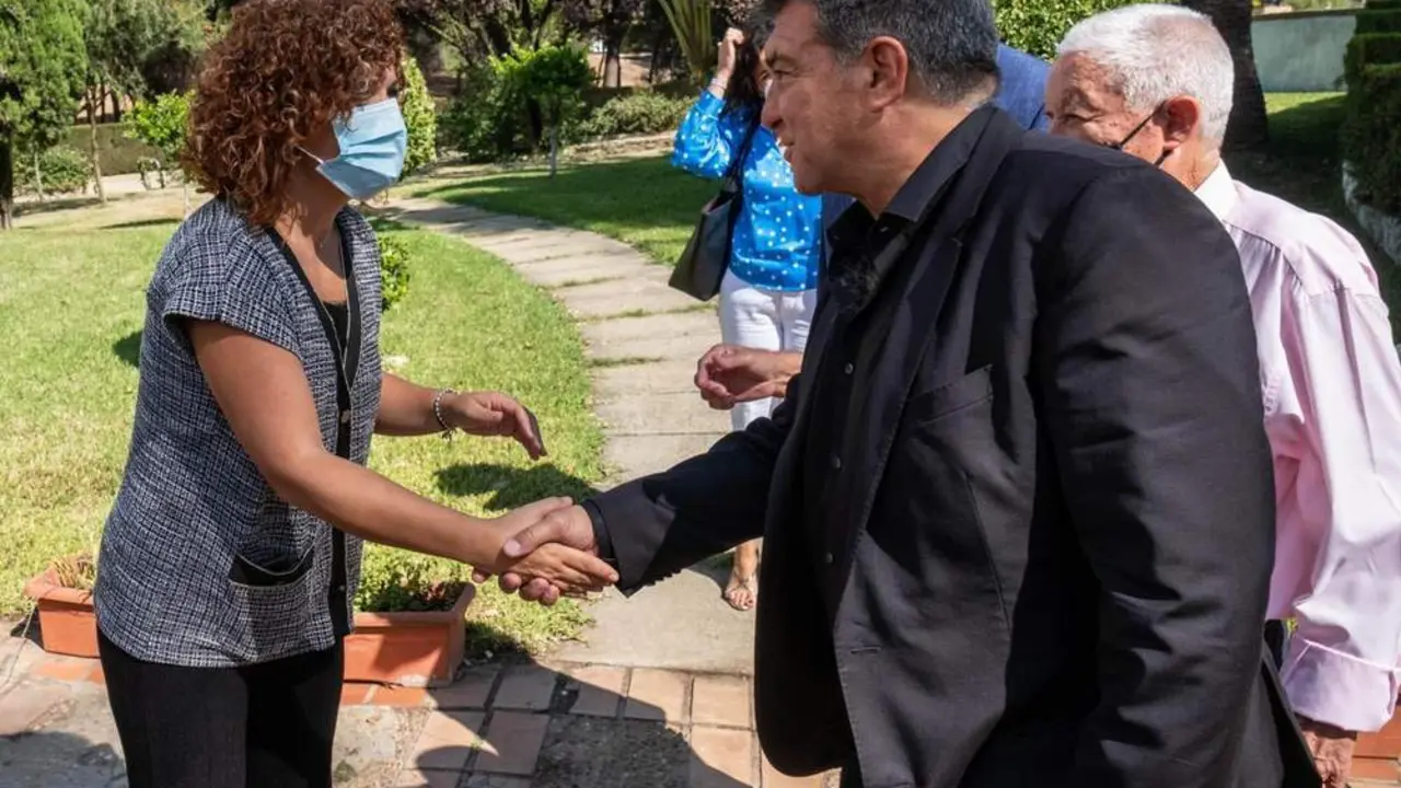 Lim&oacute;n saluda a Laporta. - VH