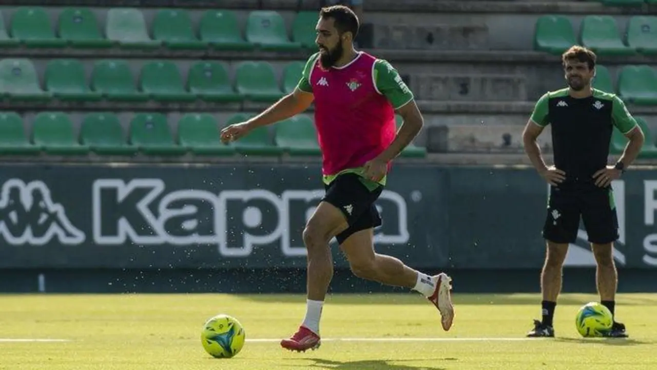 El delantero del Betis, Borja Iglesias, durante un entrenamiento. - rbb