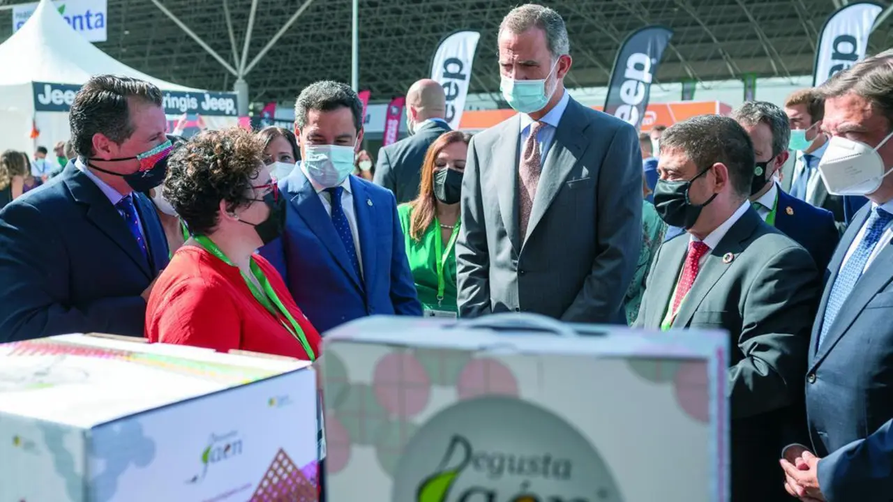 El presidente de Ferias Ja&eacute;n, Francisco Reyes, junto a autoridades en el recorrido con el Rey Felipe VI, en el expositor de &lsquo;Degusta Ja&eacute;n&rsquo;.    - Ram&oacute;n Guirado.