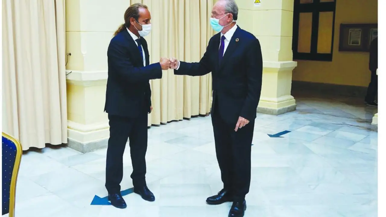 Cass&aacute; (i), en un encuentro con De la Torre. - VM