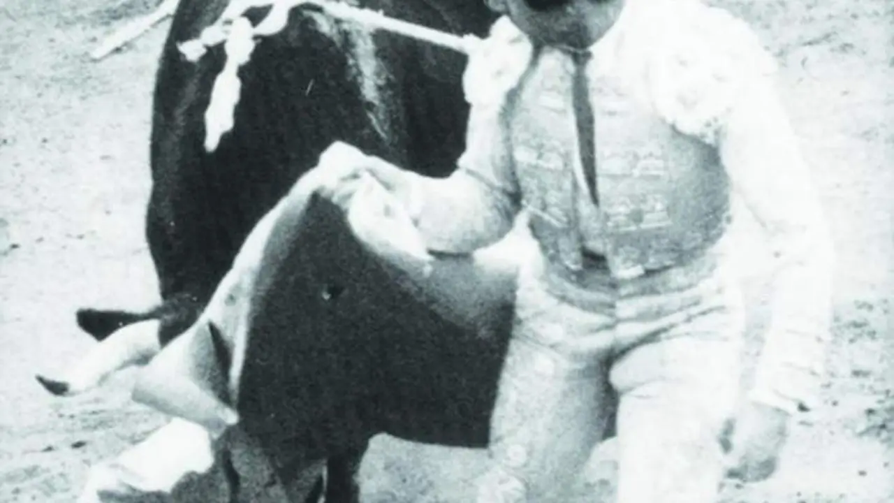 Jos&eacute; Leandro Mu&ntilde;oz &lsquo;Pepe Pirfo&rsquo; corre perfectamente a una mano a un toro. vh - VH