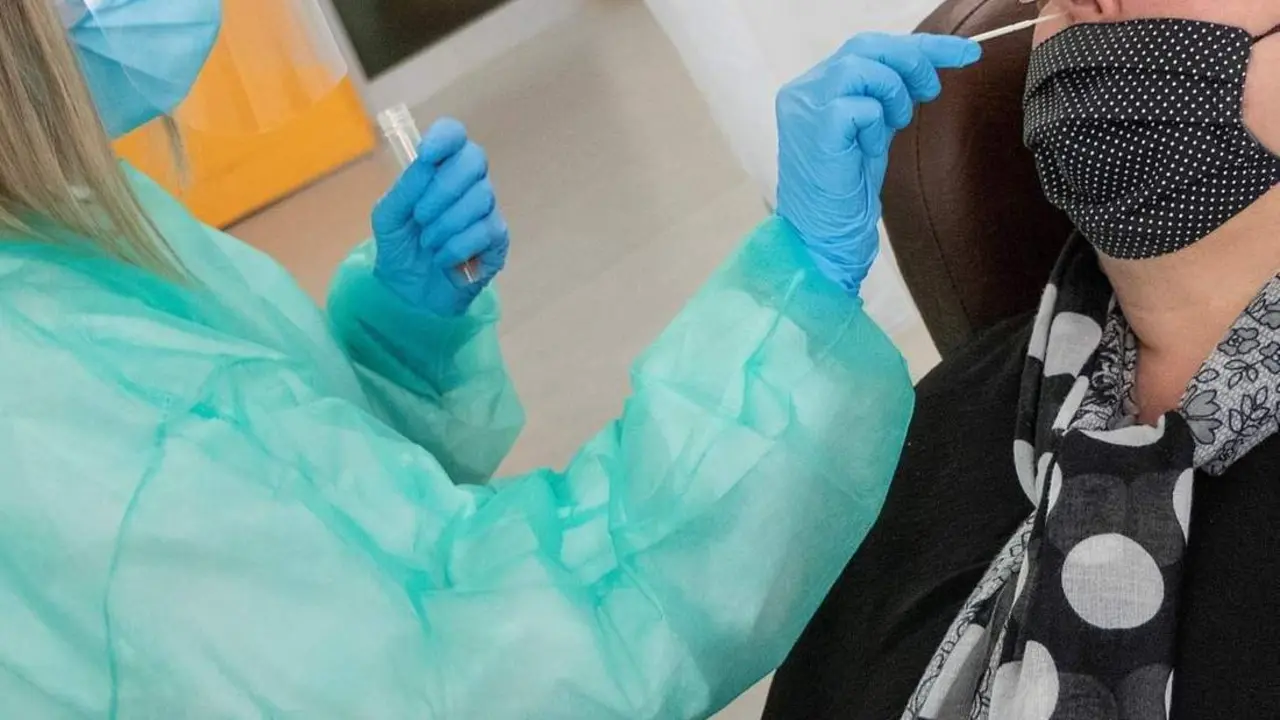 Una mujer haci&eacute;ndose una prueba PCR. - Ronda Semanal