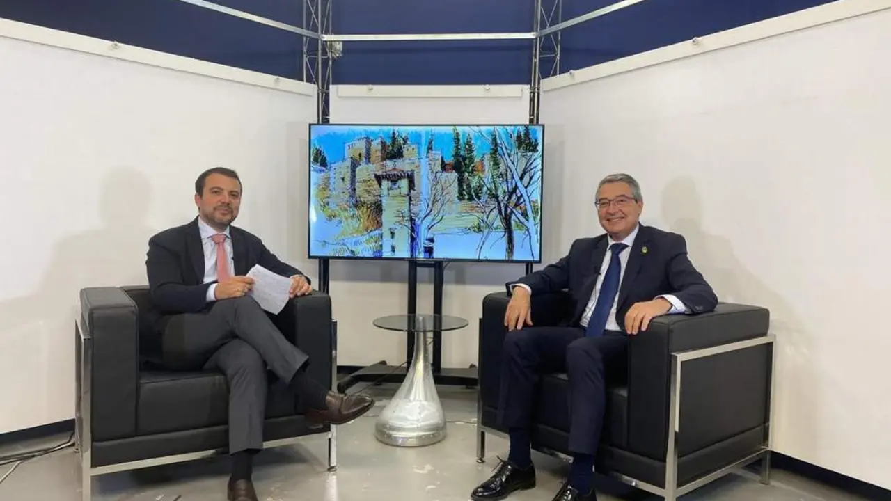 Fernando del Valle (i) entrevist&oacute; a Francisco Salado en 'La Alcazaba', programa de 7 TV. - AM
