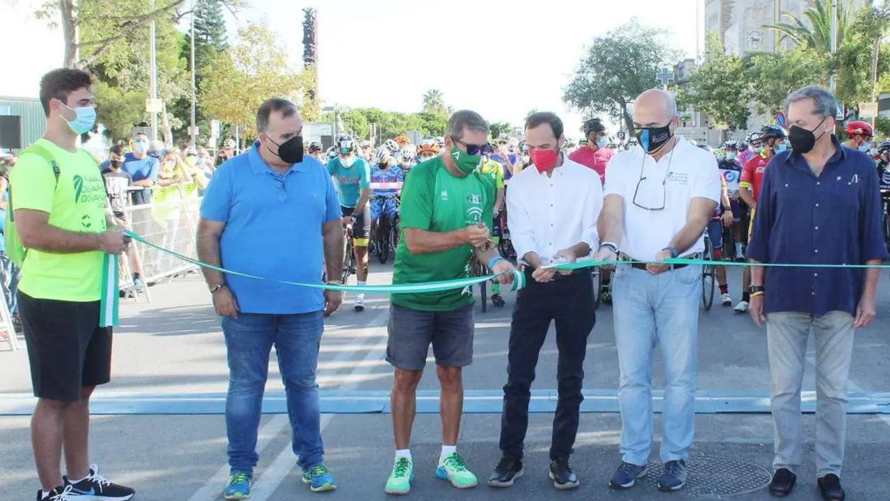 V&iacute;ctor Mora en el tradicional corte de cinta del Desaf&iacute;o Do&ntilde;ana - Ra&uacute;l J. Bustillos
