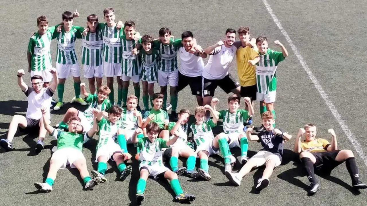 El equipo infantil A del Atl&eacute;tico Sanluque&ntilde;o celebra el triunfo obtenido en Huelva - ASCF