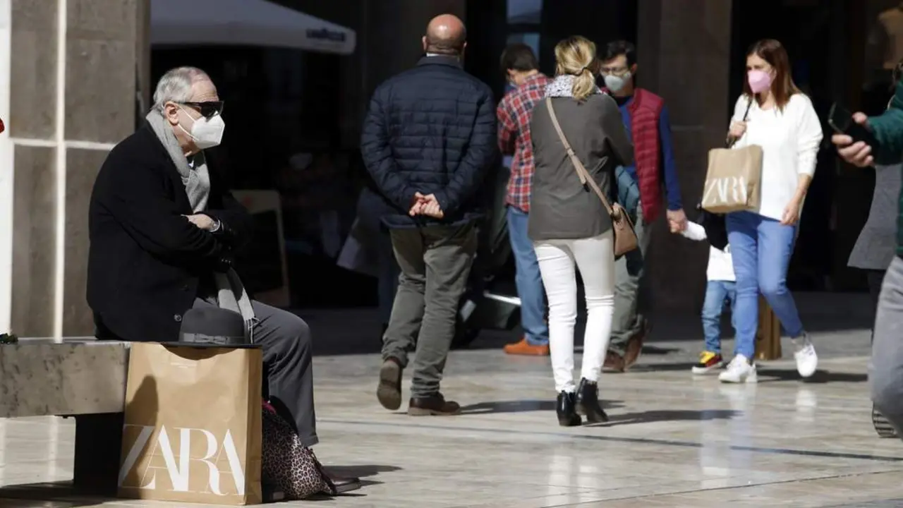 Personas con mascarillas. - &Aacute;lex Zea - Europa Press